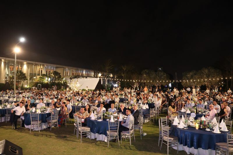 400-pax beachfront gala dinner at Ariyana Beach Garden Da Nang with modular flooring, LED stage backdrop, and truss lighting designed for wind conditions
